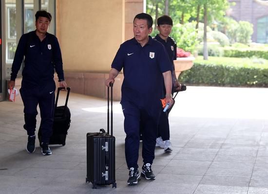 穆里尼奥：热刺的奖杯陈列室空空荡荡 却在决赛前两天解雇我穆里尼奥参加前切尔西中场米克尔的The Obi One Podcast节目时嘲讽热刺，穆帅表示热刺没有什么奖杯，却在决赛前两天把他解雇了。